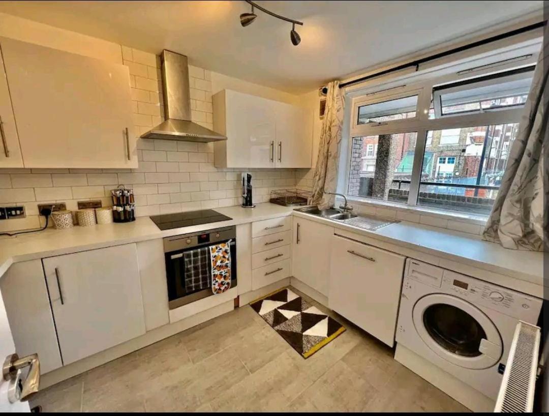 Lovely 2Br Suite In Bow, E3 Лондон Экстерьер фото